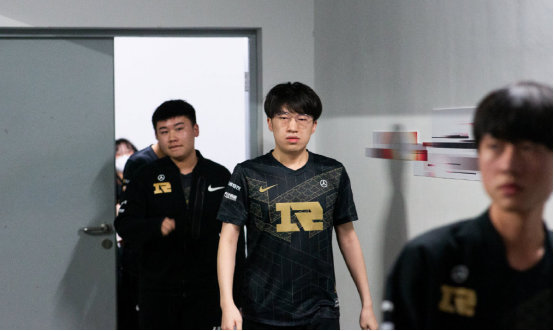 迅速拉开比 迅速拉开比